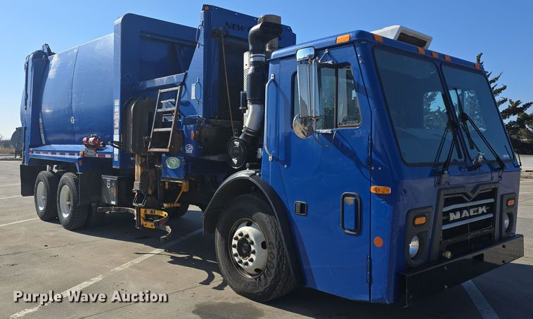 image for item NI9489 2014 Mack LE600 refuse truck