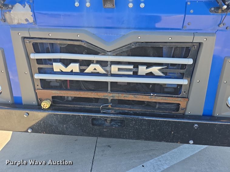 image for item NI9489 2014 Mack LE600 refuse truck