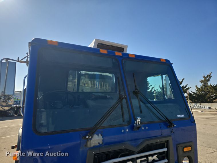 image for item NI9489 2014 Mack LE600 refuse truck