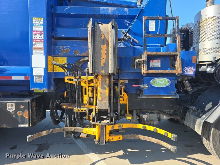 image for item NI9489 2014 Mack LE600 refuse truck