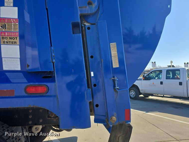 image for item NI9489 2014 Mack LE600 refuse truck