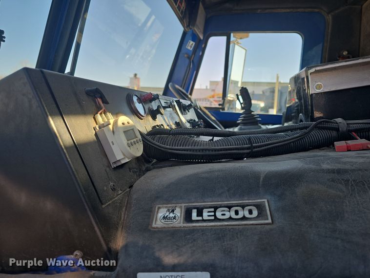 image for item NI9489 2014 Mack LE600 refuse truck