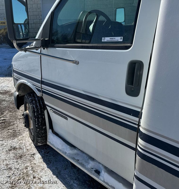 image for item NN9574 2001 Chevrolet Express 3500 shuttle bus