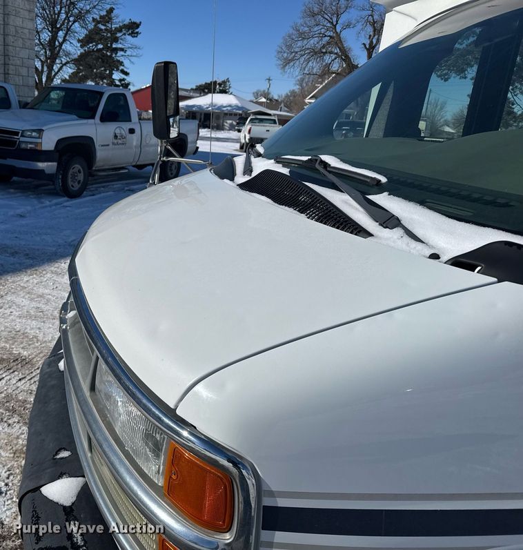 image for item NN9574 2001 Chevrolet Express 3500 shuttle bus