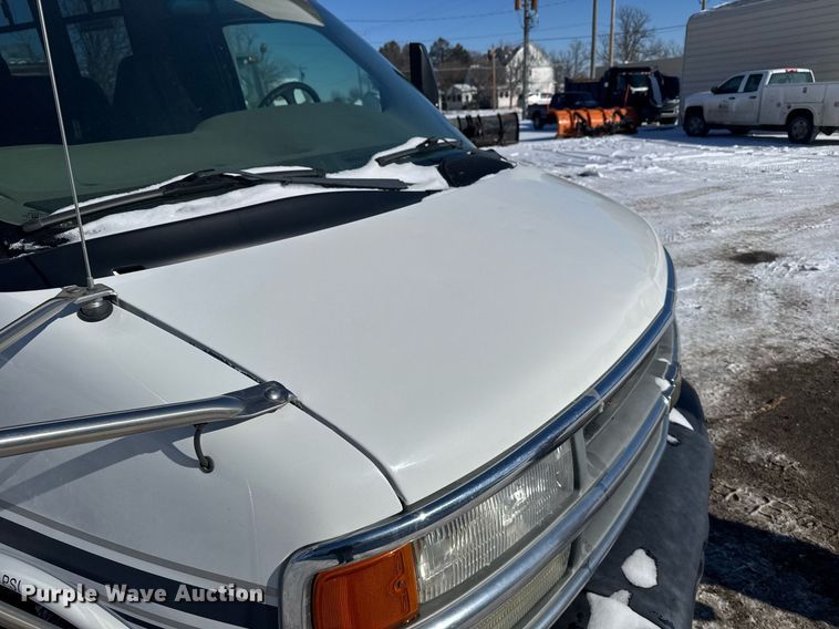 image for item NN9574 2001 Chevrolet Express 3500 shuttle bus