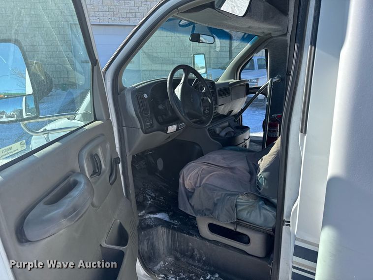 image for item NN9574 2001 Chevrolet Express 3500 shuttle bus