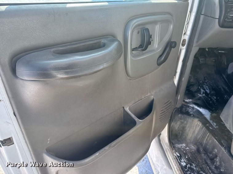 image for item NN9574 2001 Chevrolet Express 3500 shuttle bus