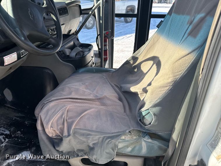 image for item NN9574 2001 Chevrolet Express 3500 shuttle bus