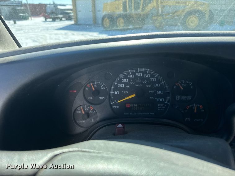 image for item NN9574 2001 Chevrolet Express 3500 shuttle bus