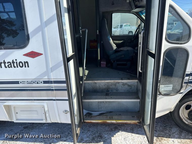 image for item NN9574 2001 Chevrolet Express 3500 shuttle bus