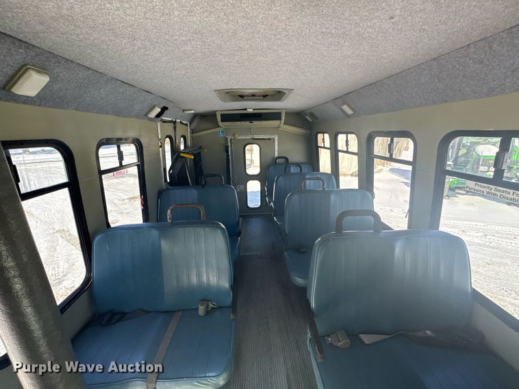 image for item NN9574 2001 Chevrolet Express 3500 shuttle bus