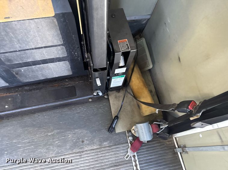 image for item NN9574 2001 Chevrolet Express 3500 shuttle bus