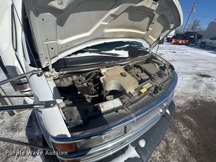 image for item NN9574 2001 Chevrolet Express 3500 shuttle bus