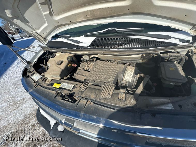 image for item NN9574 2001 Chevrolet Express 3500 shuttle bus