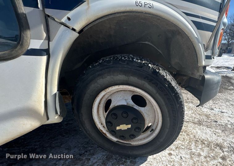 image for item NN9574 2001 Chevrolet Express 3500 shuttle bus