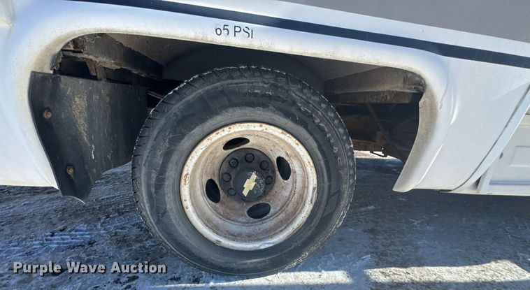 image for item NN9574 2001 Chevrolet Express 3500 shuttle bus