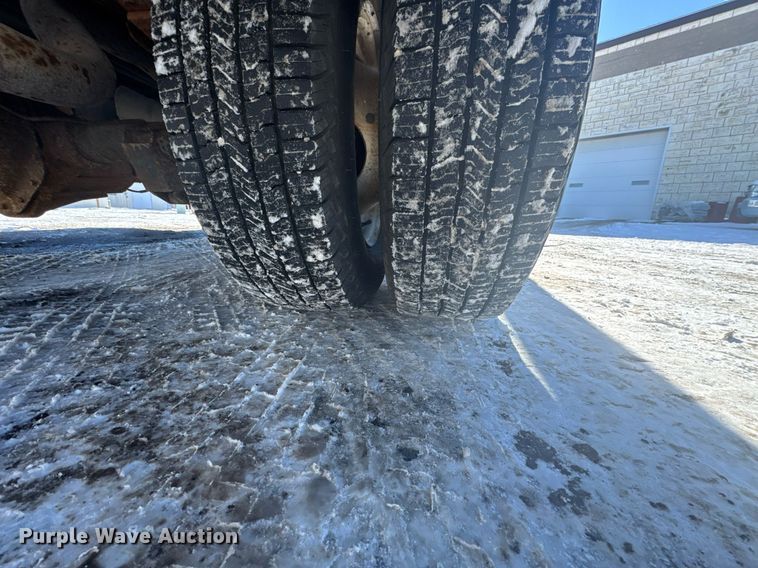 image for item NN9574 2001 Chevrolet Express 3500 shuttle bus