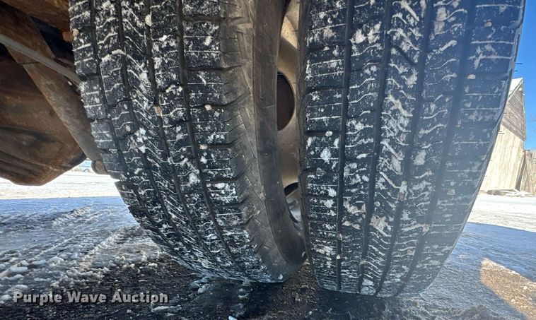 image for item NN9574 2001 Chevrolet Express 3500 shuttle bus