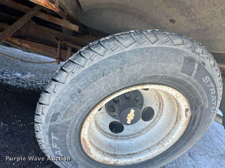 image for item NN9574 2001 Chevrolet Express 3500 shuttle bus