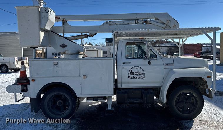 image for item NN9575 1981 Ford F600 bucket truck