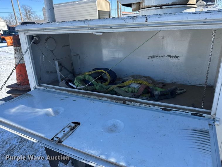 image for item NN9575 1981 Ford F600 bucket truck