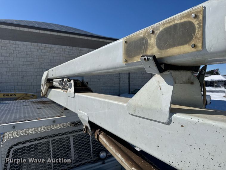 image for item NN9575 1981 Ford F600 bucket truck