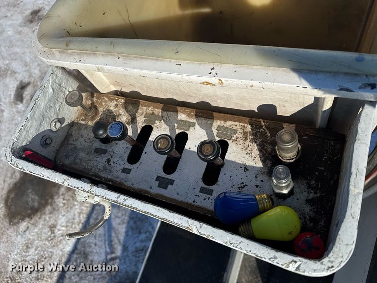 image for item NN9575 1981 Ford F600 bucket truck