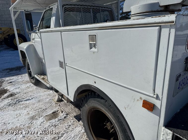 image for item NN9575 1981 Ford F600 bucket truck