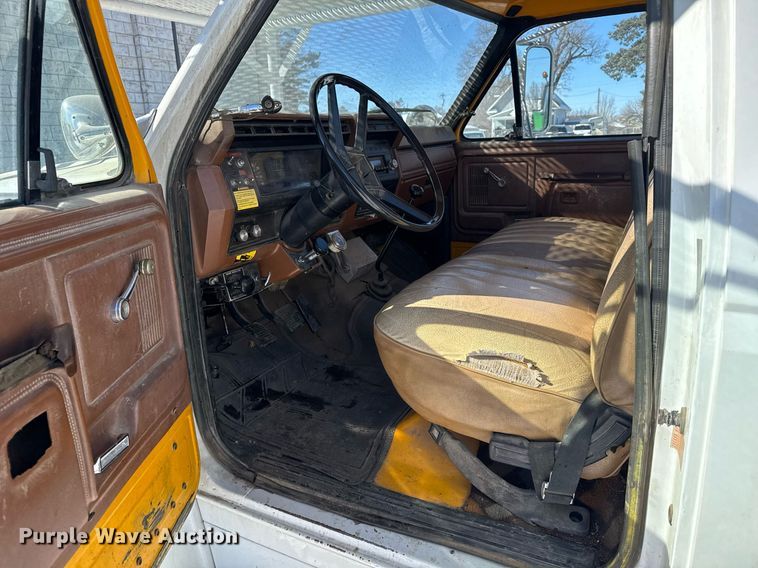 image for item NN9575 1981 Ford F600 bucket truck