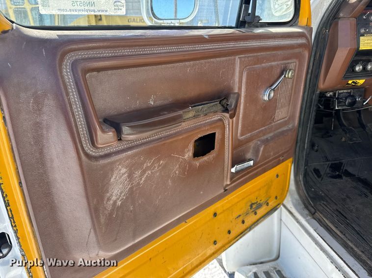 image for item NN9575 1981 Ford F600 bucket truck