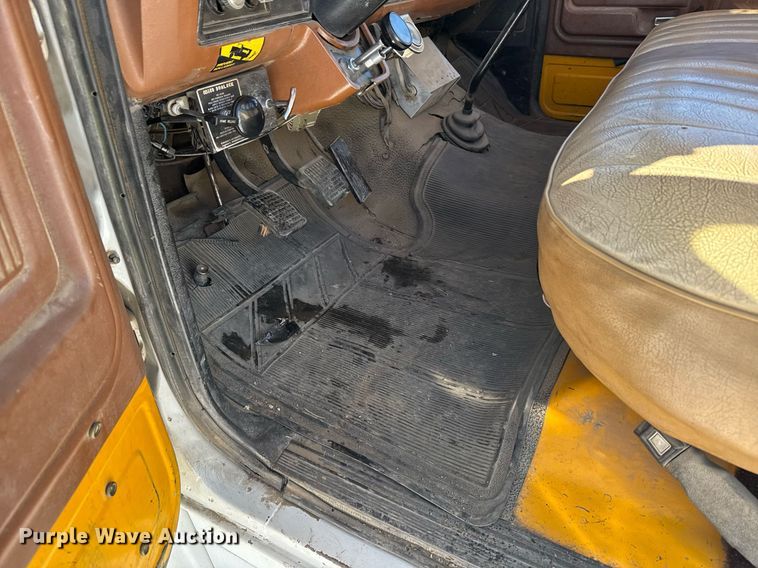 image for item NN9575 1981 Ford F600 bucket truck