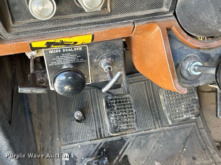 image for item NN9575 1981 Ford F600 bucket truck