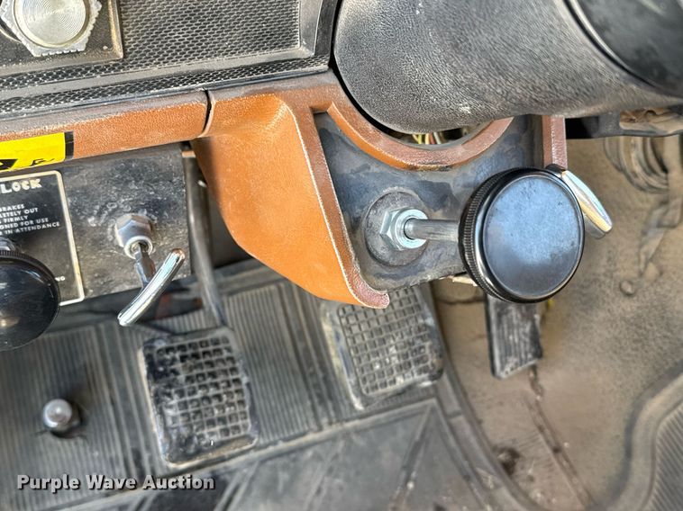 image for item NN9575 1981 Ford F600 bucket truck