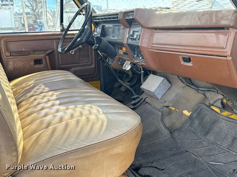 image for item NN9575 1981 Ford F600 bucket truck