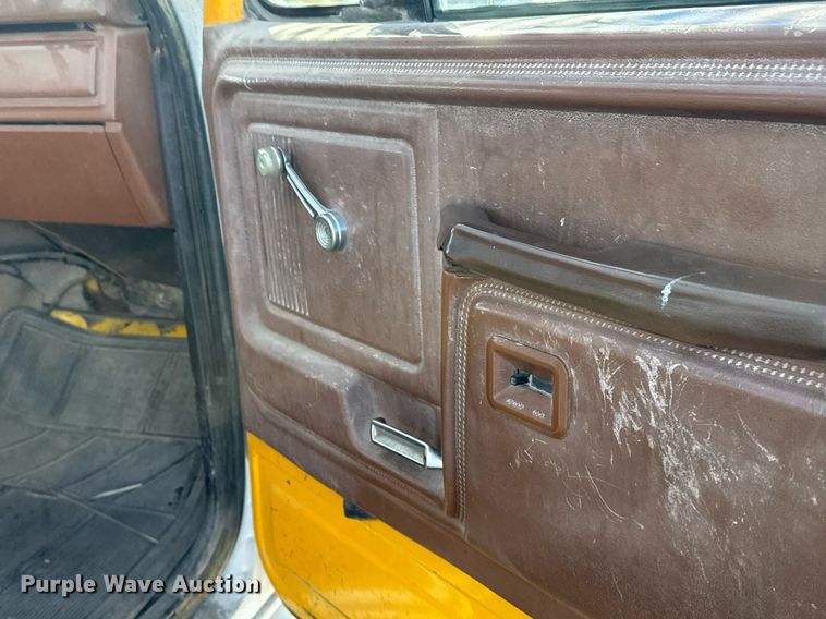 image for item NN9575 1981 Ford F600 bucket truck