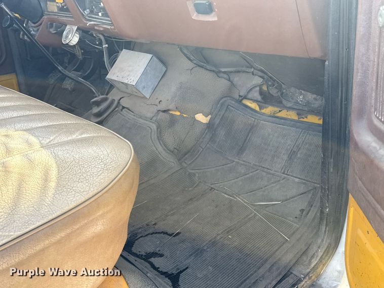 image for item NN9575 1981 Ford F600 bucket truck