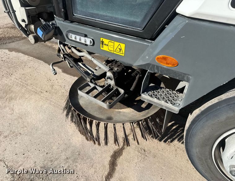 image for item NN9593 2017 Ravo 5-Series 540 street sweeper