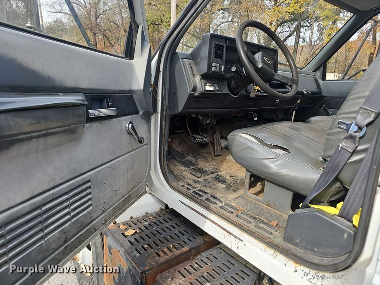 image for item OJ9012 2002 Chevrolet  C7500 dump flatbed truck