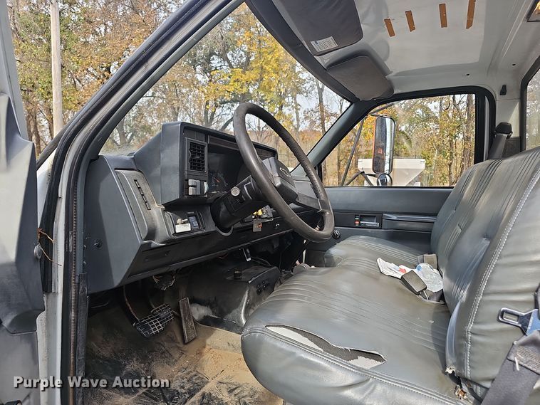 image for item OJ9012 2002 Chevrolet  C7500 dump flatbed truck