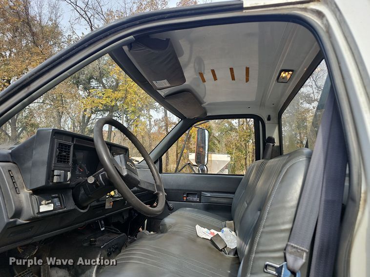 image for item OJ9012 2002 Chevrolet  C7500 dump flatbed truck