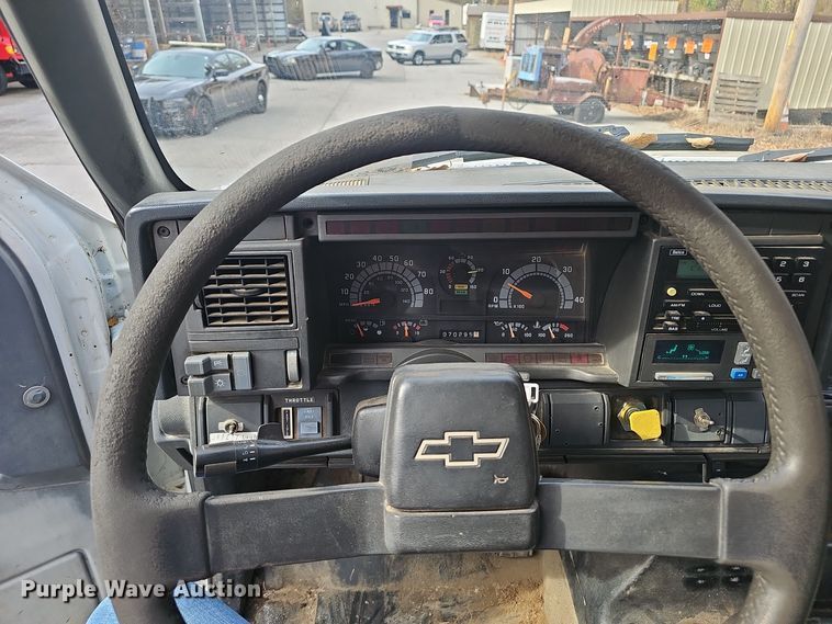 image for item OJ9012 2002 Chevrolet  C7500 dump flatbed truck