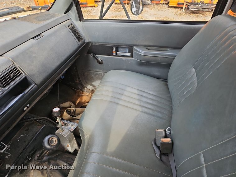 image for item OJ9012 2002 Chevrolet  C7500 dump flatbed truck