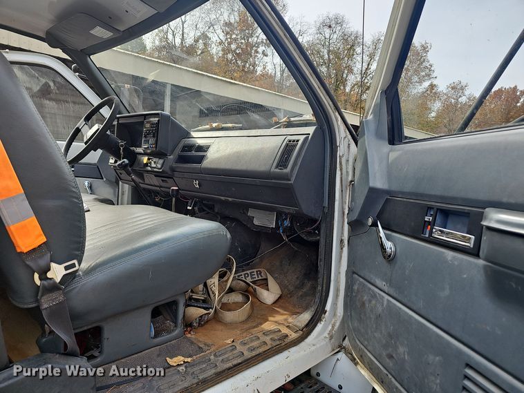 image for item OJ9012 2002 Chevrolet  C7500 dump flatbed truck