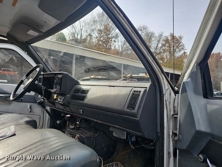 image for item OJ9012 2002 Chevrolet  C7500 dump flatbed truck