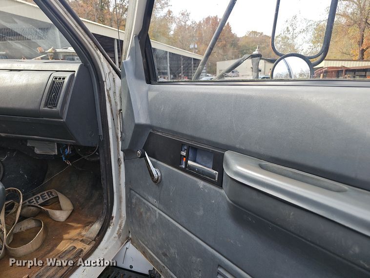 image for item OJ9012 2002 Chevrolet  C7500 dump flatbed truck