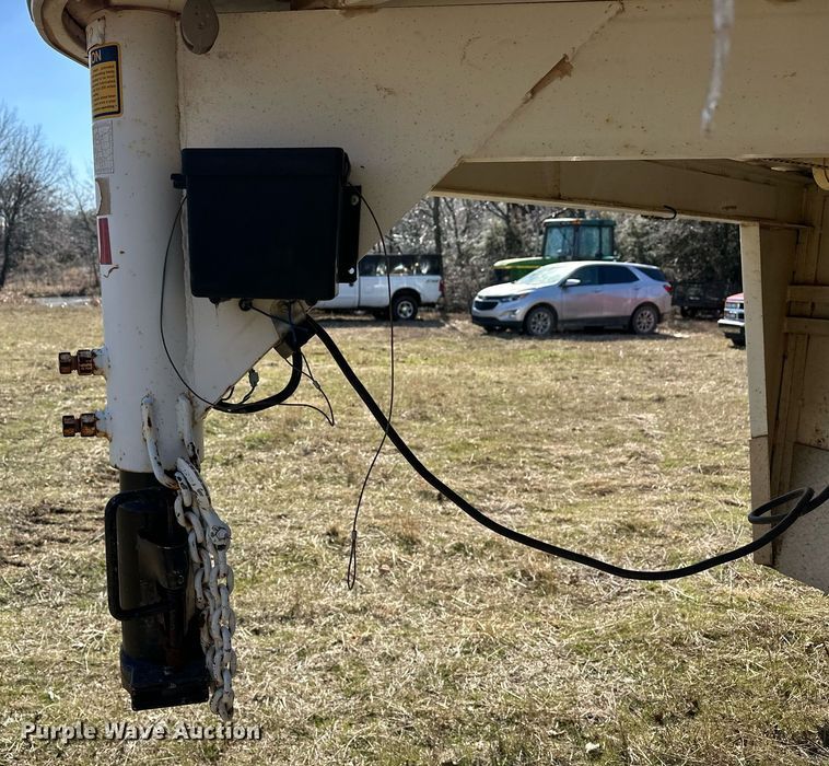 image for item DG4465 2003 Bison Alumasport horse trailer