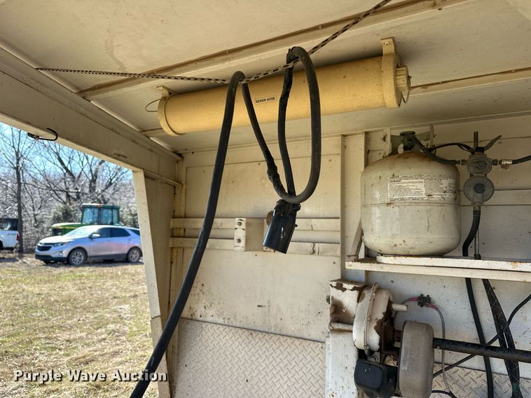 image for item DG4465 2003 Bison Alumasport horse trailer