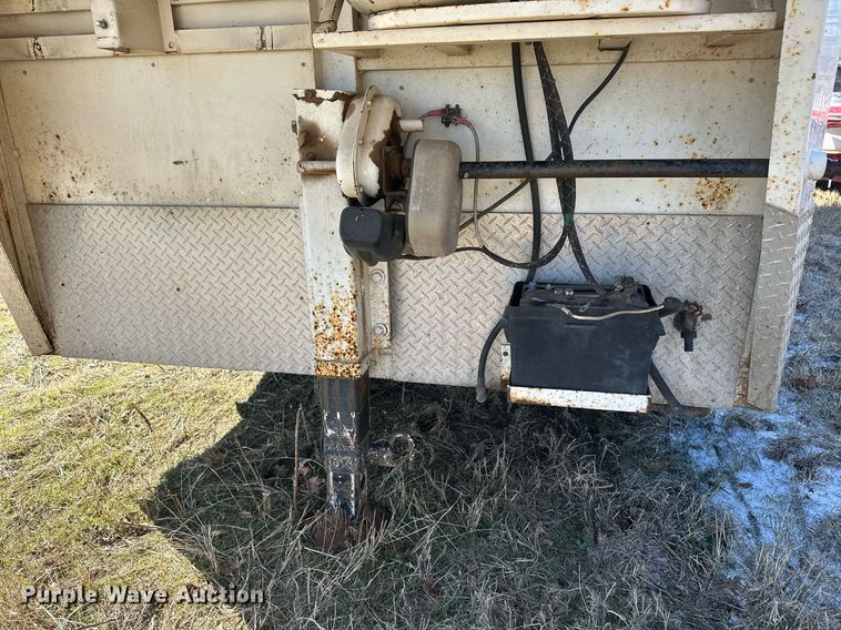 image for item DG4465 2003 Bison Alumasport horse trailer