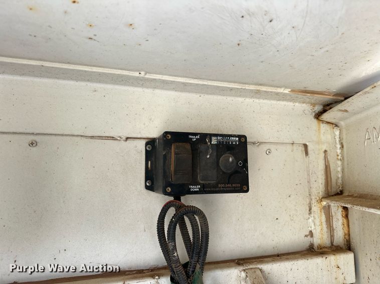 image for item DG4465 2003 Bison Alumasport horse trailer