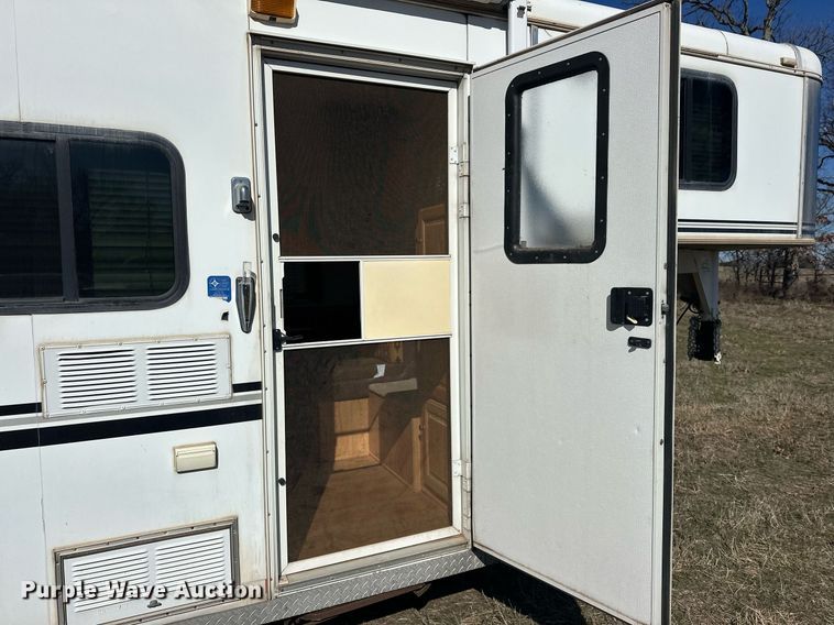 image for item DG4465 2003 Bison Alumasport horse trailer